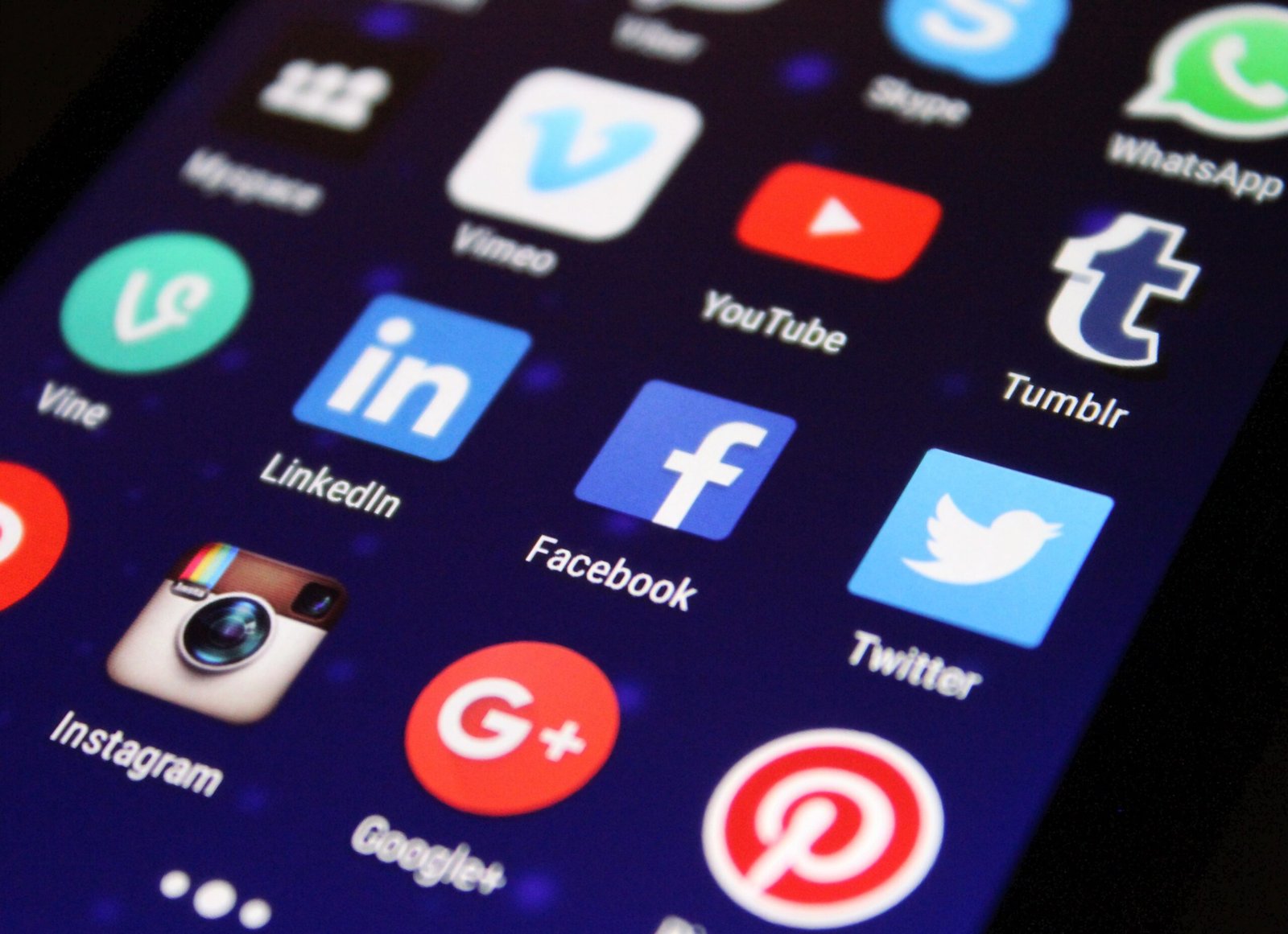 Les Réseaux Sociaux : Entre Bienfaits et Inconvénients